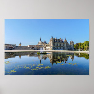 Chateau de Chantilly med reflexion i en damm Poster
