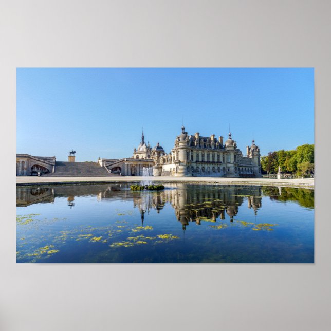 Chateau de Chantilly med reflexion i en damm Poster (Framsidan)