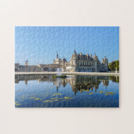Chateau de Chantilly med reflexion i en damm Pussel