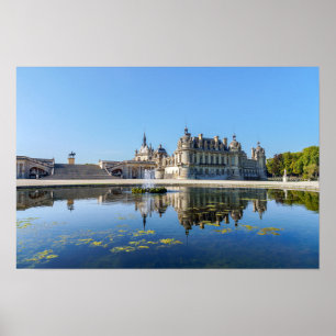 Chateau de Chantilly med spegling i en damm Poster
