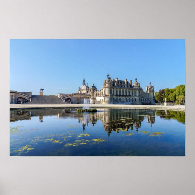 Chateau de Chantilly med spegling i en damm Poster (Framsidan)