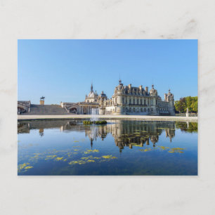 Chateau de Chantilly med spegling i en damm Vykort