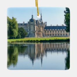 Chateau de Chantilly och reflexion i en damm Julgransprydnad Keramik