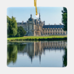 Chateau de Chantilly och reflexion i en damm Julgransprydnad Keramik