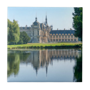 Chateau de Chantilly och reflexion i en damm Kakelplatta