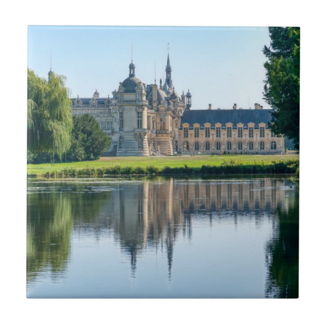 Chateau de Chantilly och reflexion i en damm Kakelplatta (Framsidan)