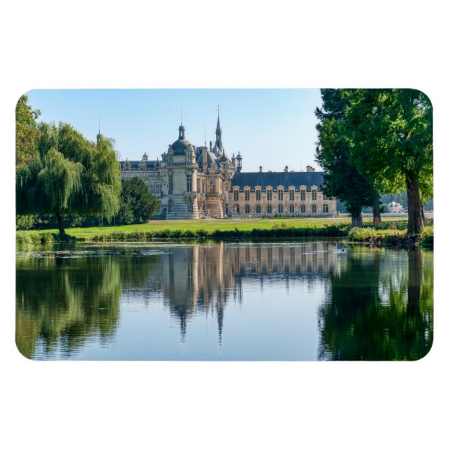 Chateau de Chantilly och reflexion i en damm Magnet (Horisontell)