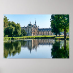 Chateau de Chantilly och reflexion i en damm Poster