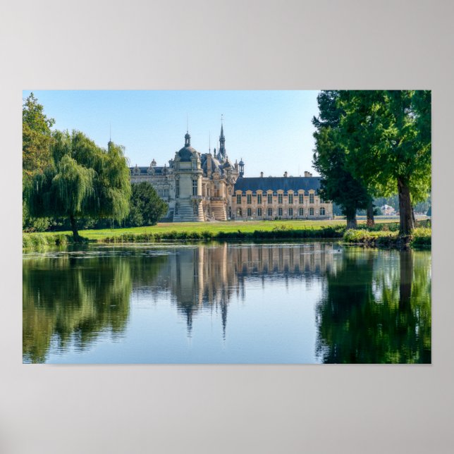 Chateau de Chantilly och reflexion i en damm Poster (Framsidan)