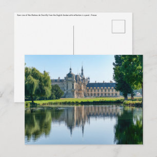 Chateau de Chantilly och reflexion i en damm Vykort
