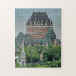 Chateau Frontenac, Quebec, Kanada Pussel<br><div class="desc">Fairmont Le Château Frontenac sett uppifrån i en magnifik panoramisk syn. Hotellet ligger i Gamla Quebec, i det historiska distriktet Upper Town. Château Frontenac var designat av Bruce Pris och byggdes av det kanadensiska järnvägsföretaget Pacific. det öppnades ursprungligen 1893. Det är ett av de första stora hotell som färdigställdes och...</div>
