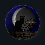 Chatta Noir Chanukah med Menorah Knapp<br><div class="desc">En silhuett av Théophile Steinlens svarta katt för Le Chatta Noir-klubben i en modern miljö för Chanukah med den svarta katten med en upplyst menorah och en avtagande måne.</div>
