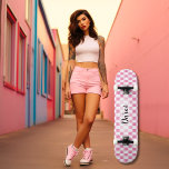 Checkboard Rosa Girly Retro Checkated Namn Mini Skateboard Bräda 18,5 Cm<br><div class="desc">Rulla i stil med vår Personlig Checkerboard Rosa Girly Retro Checkered Skateboard! Designad med öga-rosa och vit schackbräda mönster, ger den här skateboard en unik blandning av retrocharm och modern design till dina skateboardationssessioner. Anpassa den här lilla skateboard med ditt namn för att verkligen göra den till din egen. Perfekt...</div>