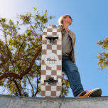 Checker-kvadrater, mocha brunvita retro Monogram Mini Skateboard Bräda 18,5 Cm<br><div class="desc">Checker fyrkantiga mocha brunvita retro Monogram-skateboard. Anpassa sportutrustning med din anpassningsbar från början och namn. Coolans återkontrollerargeometri med fyrkantiga mönster formar brunt och vitt.</div>