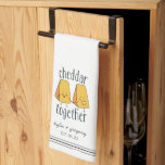 Cheddar ToTillsammans Cute Funny Cheese Pun Kökshandduk<br><div class="desc">Den här roliga kökshandduken för ost har en pjäs på ord-frasen "cheddar tillsammans" med två kawaii stil cheddar-ostkilar som håller i händer. Anpassa med namn och bröllop-datum eller årsdag,  eller skapa en unik och rolig gåva till ett ostälskande par.</div>