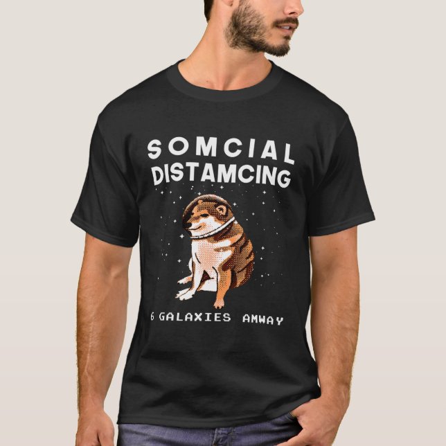 CHEEDOGE MEME I RYMDFUNNY SOMCIAL DISTAMCCING T SHIRT (Framsida)