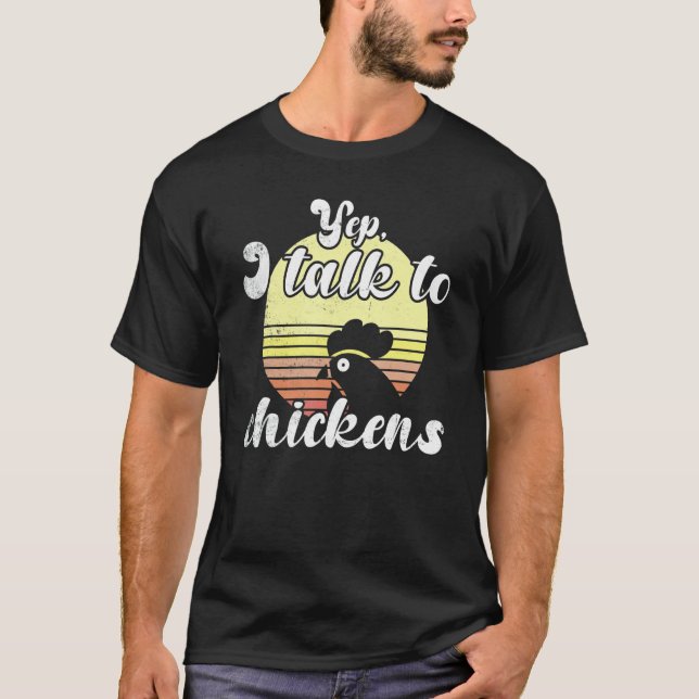 Cheeky Chicken Sunset Yep I Talk To Chickens Scrip T Shirt (Framsida)