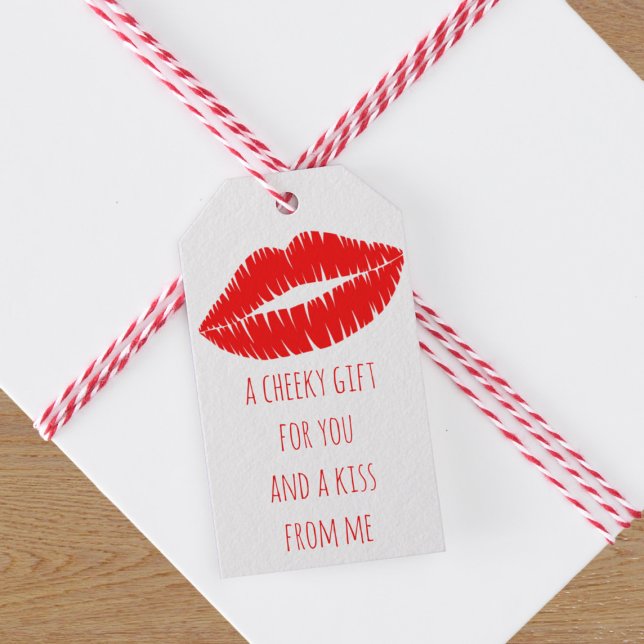 Cheeky Kiss Red Lipstick Lip Print Gift-Märkre Presentetikett (A red lipstick kiss gift tag with text you can customize. Who would you give a cheeky kiss to?)