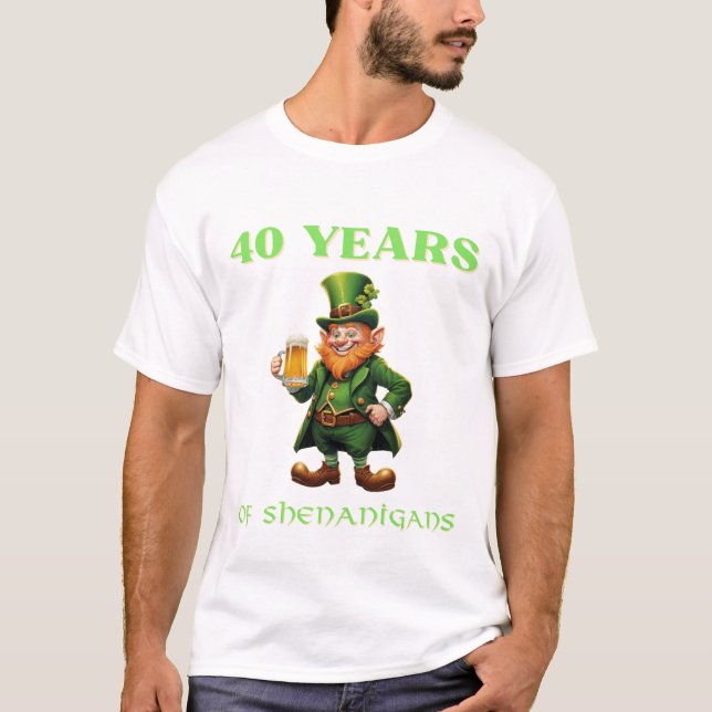 Cheeky Saint Patrick's 40th Birthday Over The Hill T Shirt (Framsida)