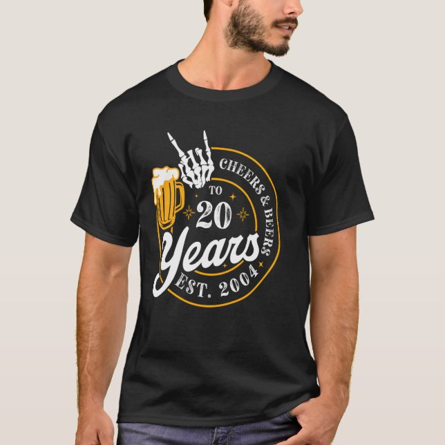 Cheer & Beer till 20 år EST. 2004 20:e födelsedage T Shirt (Framsida)