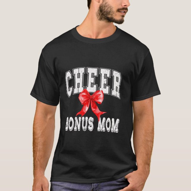 Cheer BONUS MAMMA Coquette Red Bow CheerLedare T Shirt (Framsida)