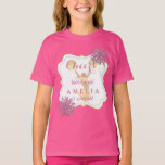 Cheer Cheer Rosa Birthday Girl T-Shir T Shirt<br><div class="desc">"Skål på födelsedagstjuren" med dotterns namn och ålder med den här rosa,  vita och guld-färgade sminknande designen,  kompletta med pom-pommar i motsatta hörn.  Design efter Helgdag - Utformning (reserverade höger).</div>
