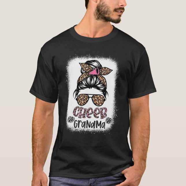 Cheer Grandma Leopard Messy Bun CheerLedare Bleach T Shirt (Framsida)