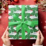 Cheerful Grönt Shark Santa Hat Design Presentpapper<br><div class="desc">Släng dina helgdag i stil med den här grönten som omsluter papper med en glad haj i en julhatt. Den vismatiska hajillustrationen med en röd tomtehatt ger ett färskt julutseende med en kustcharm. Underbaren för älskare och julentusiaster som vill lägga till en unik, festlig beröring till presenter. Anpassa den här...</div>