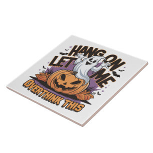 Cheerful Halloween-spökslinga upp en kardad pumpa Kakelplatta