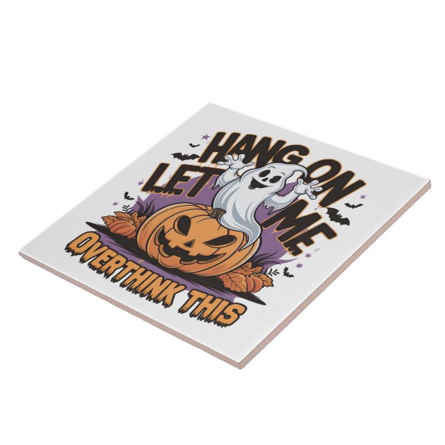 Cheerful Halloween-spökslinga upp en kardad pumpa Kakelplatta (Sidan)
