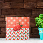 Cheerful Juicy Strawberry Kakelplatta<br><div class="desc">Keramiskt plattor med stor juistrött jordgubbe på ost delad frukt och polka dots mönster bakgrund.</div>