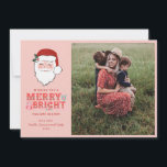 Cheerful Santa Ansikte | Märk och ljus | Foto Julkort<br><div class="desc">Julfotokortet har en glad jultomte ansikte på rosa. Det står "Wishing you a Merry & Bright Julhelg" med ett ställe för att lägga till ditt favoritfoto. Du kan anpassa dig med ditt namn och året i grund. På baksidan finns ännu en samordnande rosa och röd diagonal rand mönster.</div>