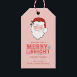 Cheerful Santa Ansikte | Märk och ljus Presentetikett<br><div class="desc">Den här julens märkre har en glad jultomte ansikte på rosans bakgrund. Det står: "Önskar en Merry & Bright Julhelg." Du kan anpassa dig med ditt namn i grund. På baksidan finns ännu en samordnande rosa och röd diagonal rand mönster.</div>