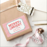 Cheerful Santa Ansikte | Märk och ljus Rektangulärt Klistermärke<br><div class="desc">Juldekalen har en glad design med texten "Vill du ha en god och ljus Julhelg". Du kan anpassa dig med ditt namn i grund. På baksidan finns ännu en samordnande rosa och röd diagonal rand mönster.</div>