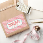 Cheerful Santa Ansikte | Märk och ljus Rektangulärt Klistermärke<br><div class="desc">Juldekalen har en glad design med texten "Vill du ha en god och ljus Julhelg". Du kan anpassa dig med ditt namn i grund. På baksidan finns ännu en samordnande rosa och röd diagonal rand mönster.</div>