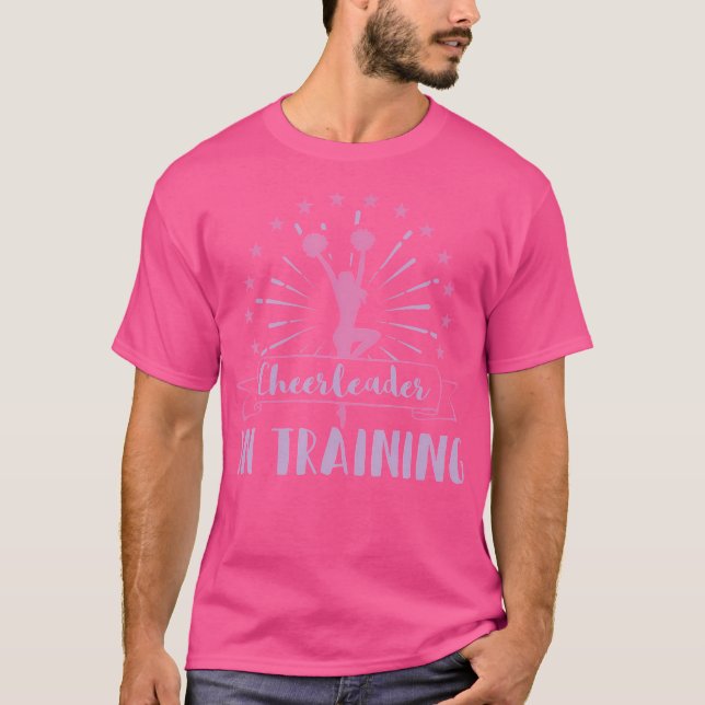CheerLeader in Training Cheer Practice Camp T Shirt (Framsida)