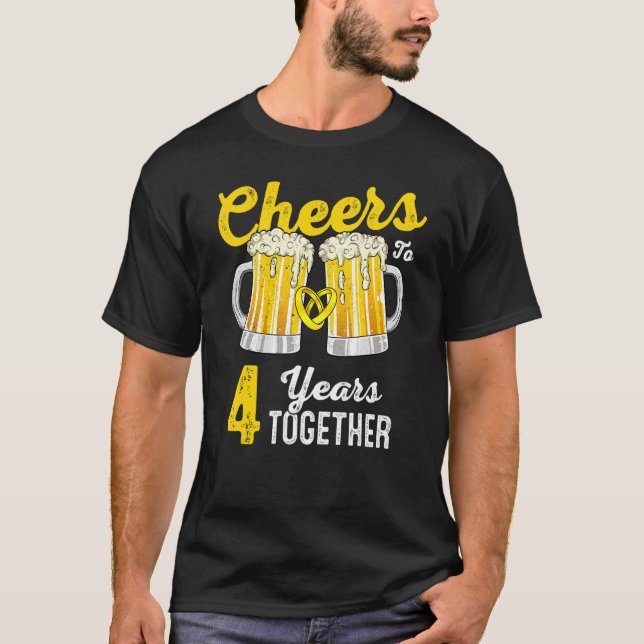 Cheers 4 år tillsammans 4:e Bröllop-årsdagen T Shirt (Framsida)