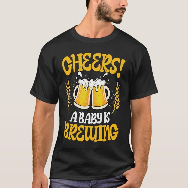 Cheers a Baby is brewing for a brewer T Shirt (Framsida)