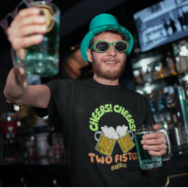 CHEERS! CHEERS! Två firade Öl St. Patrick's Day T Shirt