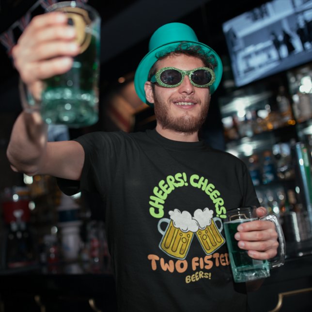 CHEERS! CHEERS! Två firade Öl St. Patrick's Day T Shirt (Skapare uppladdad)