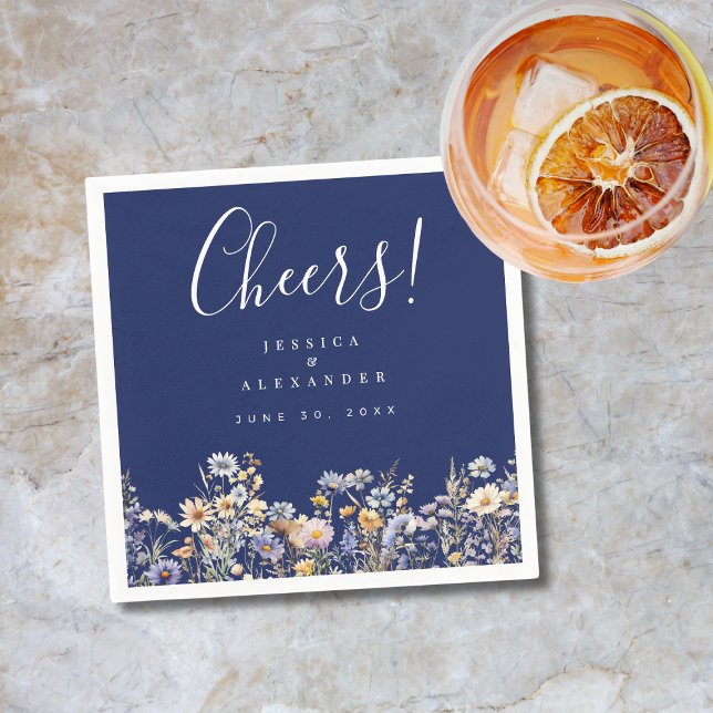 Cheers Dusty Blue Wildblommor Elegant Navy Bröllop Pappersservett (Cheers Dusty Blue Wildflowers Elegant Navy Wedding Napkins with Couple Names, Wedding Date.)