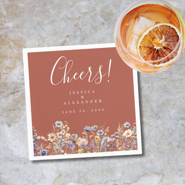 Cheers Dusty Blue Wildblommor Terracotta Bröllop Pappersservett (Cheers Terracotta  Wildflowers Cocktail Wedding Napkin with Dusty Blue Flowers, Couple Names, Date.)