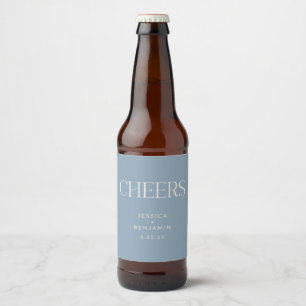 Cheers Elegant Dusty Blue Typography Bröllop Ölflaska Etikett