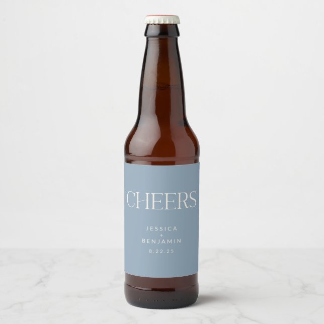 Cheers Elegant Dusty Blue Typography Bröllop Ölflaska Etikett (Framsida)