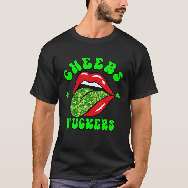 Cheers F ckers St Patricks Day Lips Beer Drinking  T Shirt (Framsida)