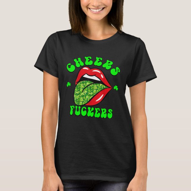Cheers F ckers St Patricks Day Lips Beer Drinking  T Shirt (Framsida)