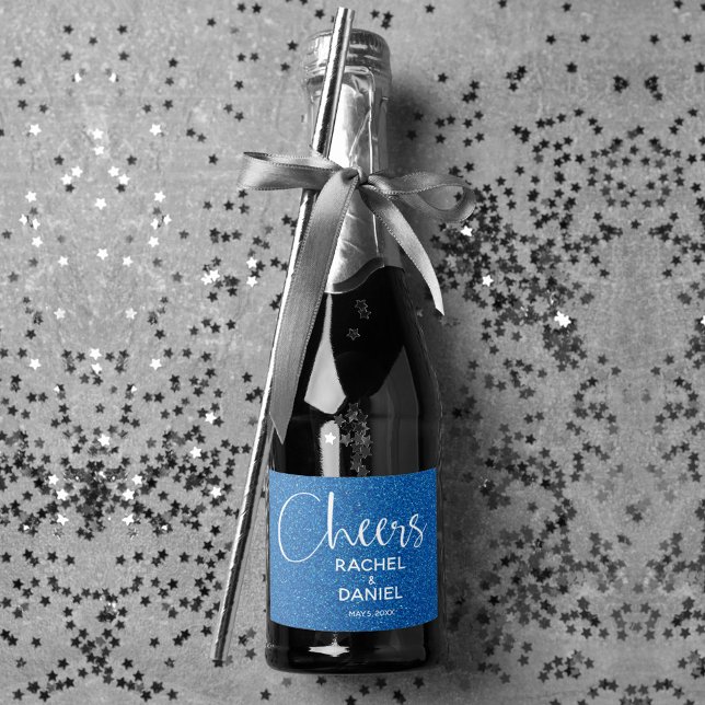 Cheers Faux BLUE GLITTER Bröllop Mini (Cheers blue faux glitter mini sparkling wine labels personalized for your wedding)