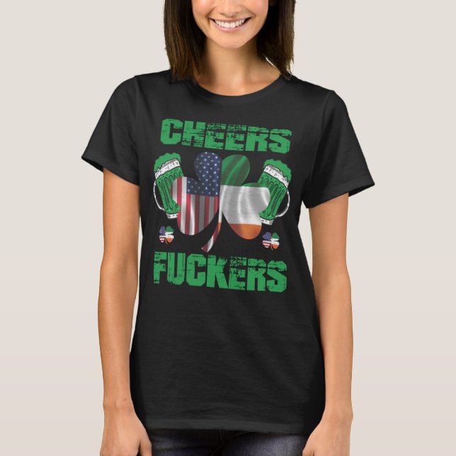 Cheers Fuckers - Lustigt Shamrock St. Patrick's Da T Shirt (Framsida)