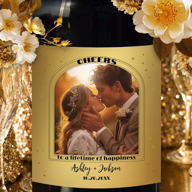 Cheers Guld Confetti Photo Vinflaska Etikett (A stylish (wedding) wine label featuring a festive gold design with sparkling confetti.)