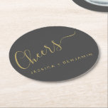 Cheers Minimalist Black och Guld Personligt bröllp Underlägg Papper Rund<br><div class="desc">Personlig Cheers Minimalist Black and Guld Bröllop Papper Underlägg</div>